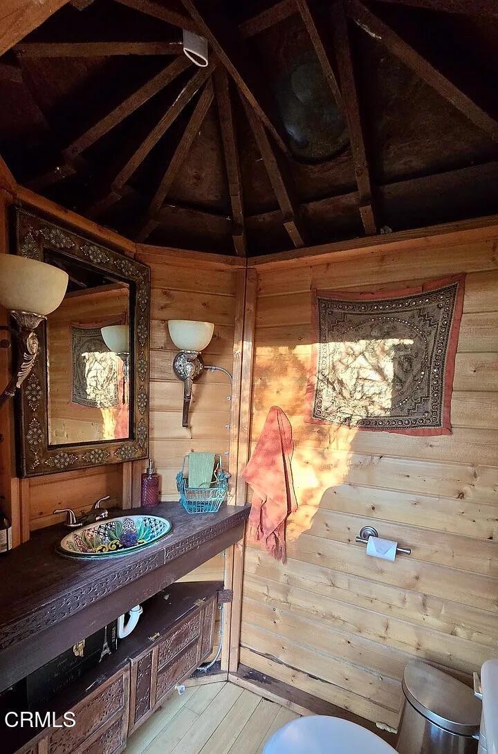 1450 McAndrew Road Ojai, CA 93023 - Photo 48 of 58 a room with lot of table and a chair