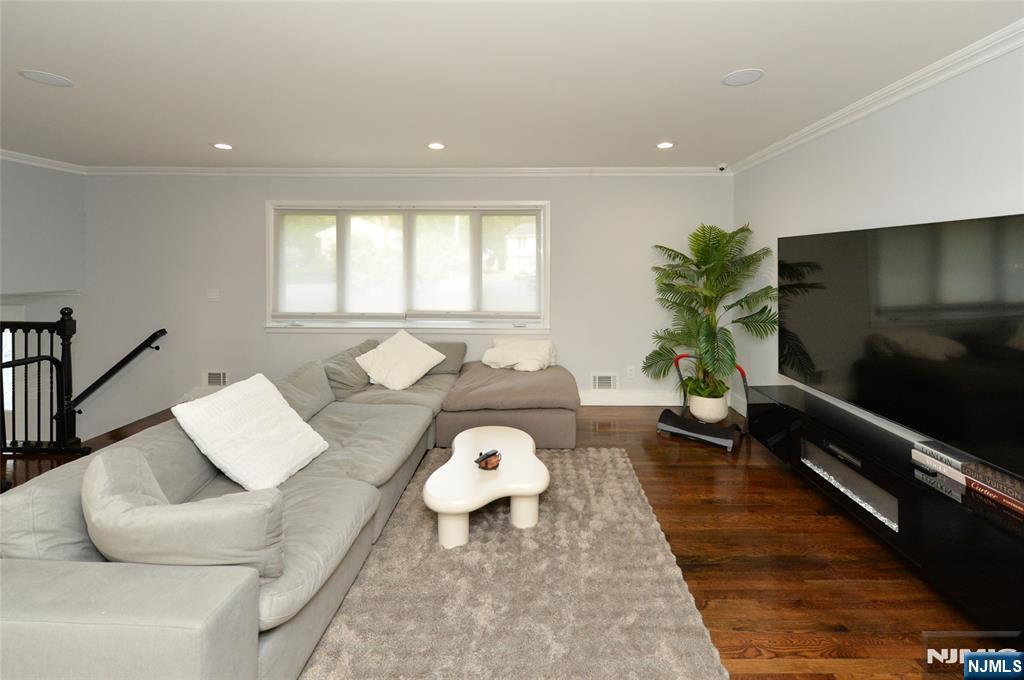 154 Middlesex Avenue Paramus, NJ 07652 - Photo 3 of 32