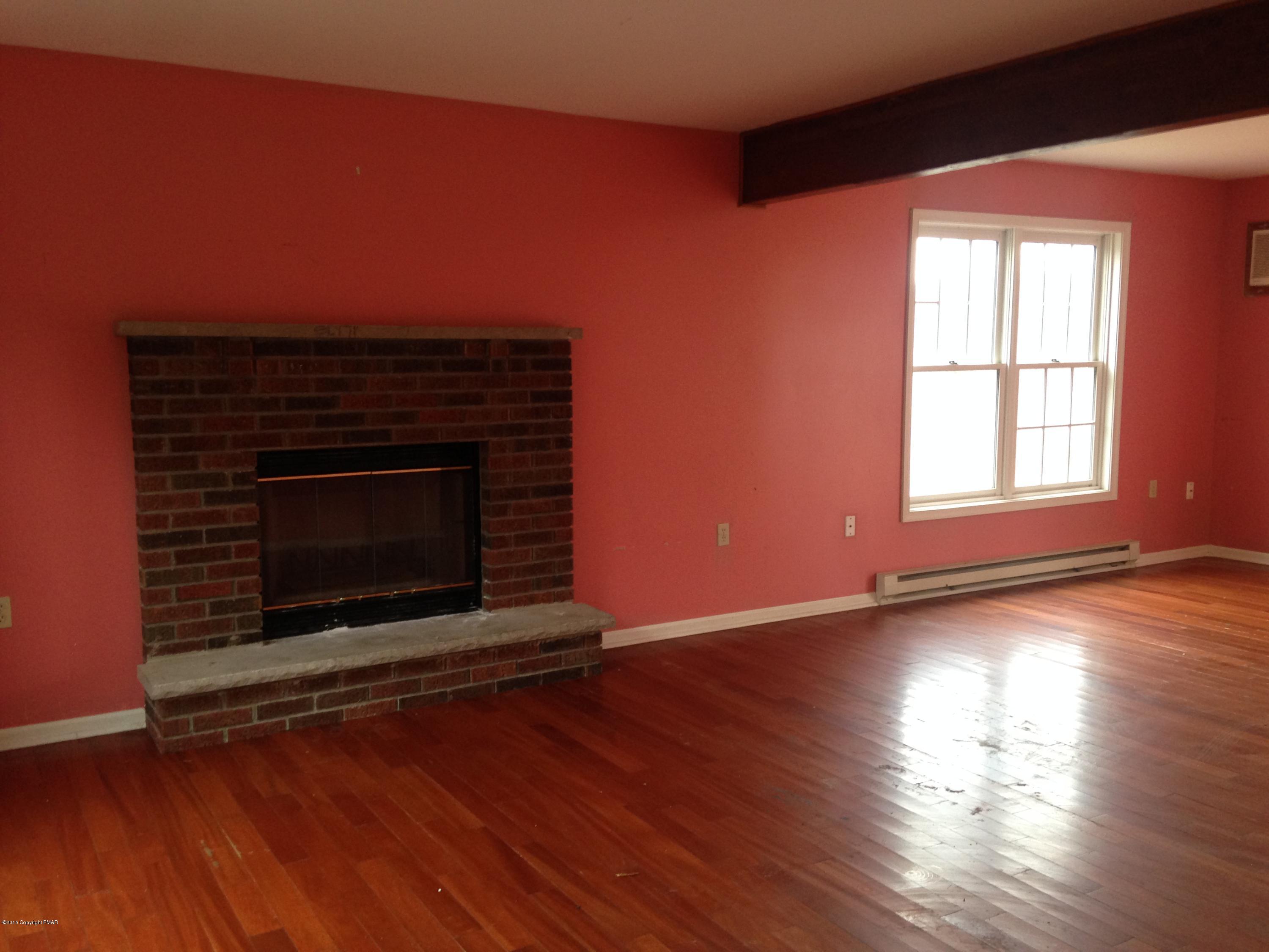 23 Holly Forest Road Mount Pocono, PA 18344 - Photo 2 of 11 Living room