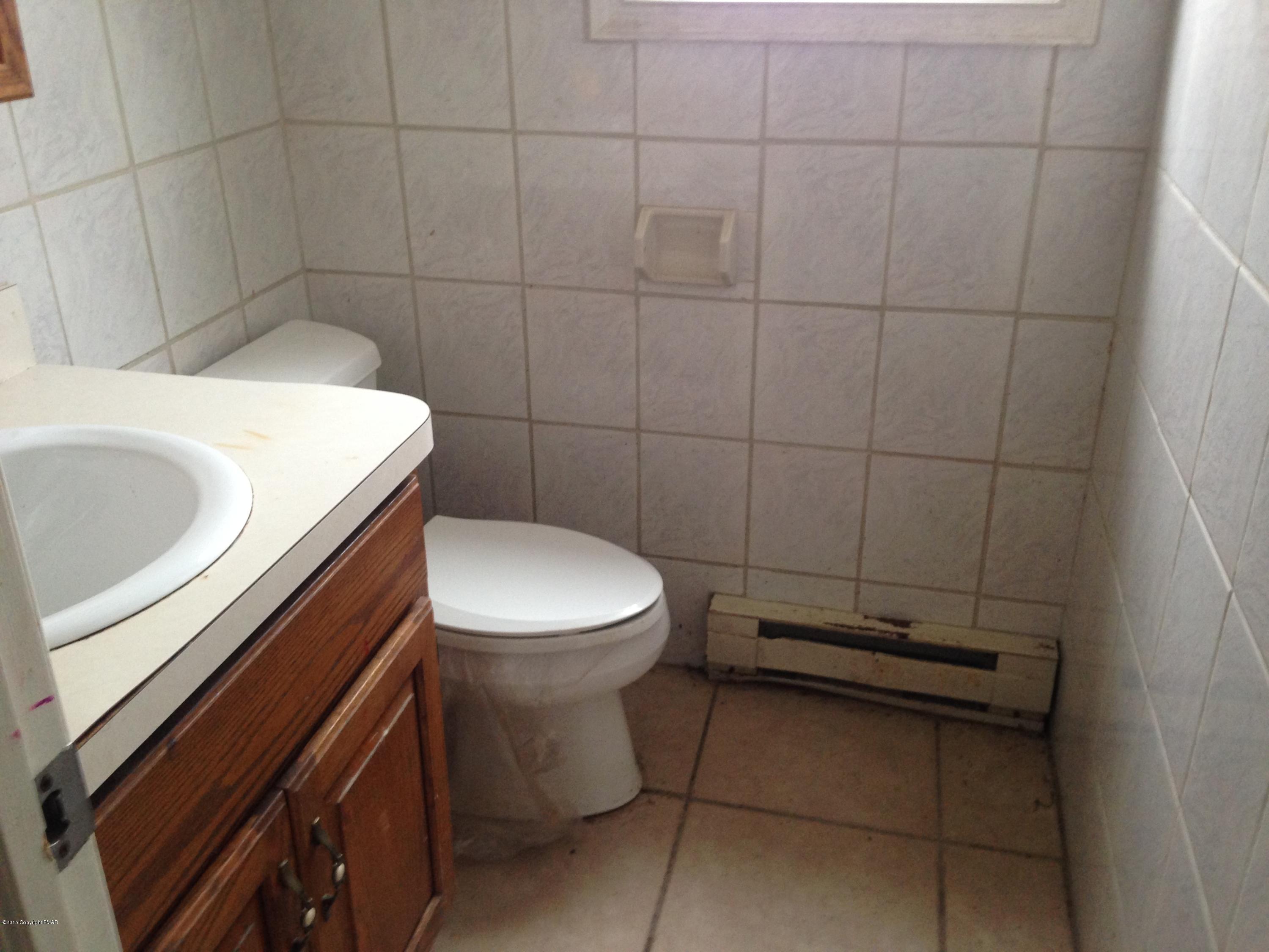 23 Holly Forest Road Mount Pocono, PA 18344 - Photo 5 of 11 Bath