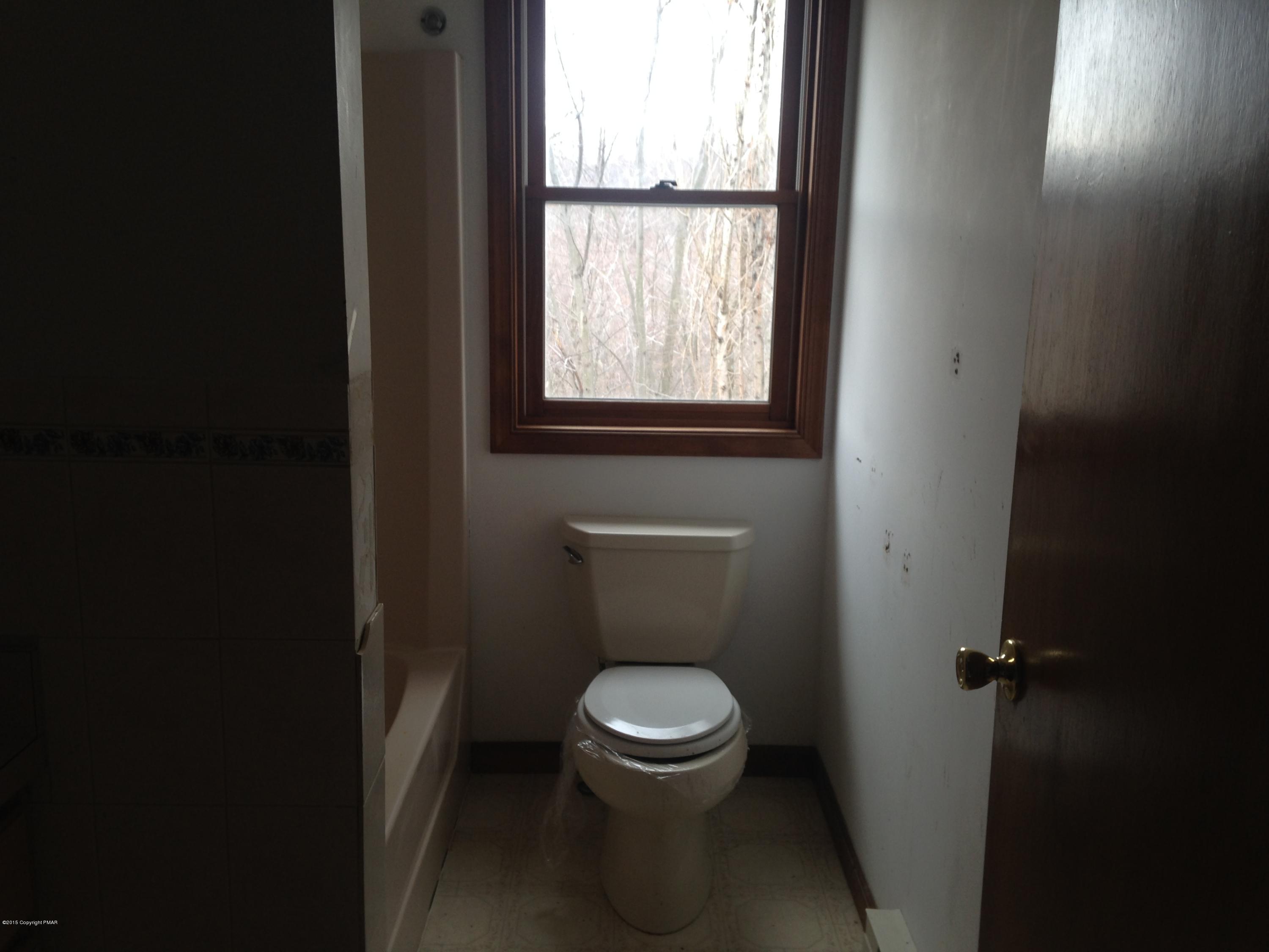 23 Holly Forest Road Mount Pocono, PA 18344 - Photo 6 of 11 Bath