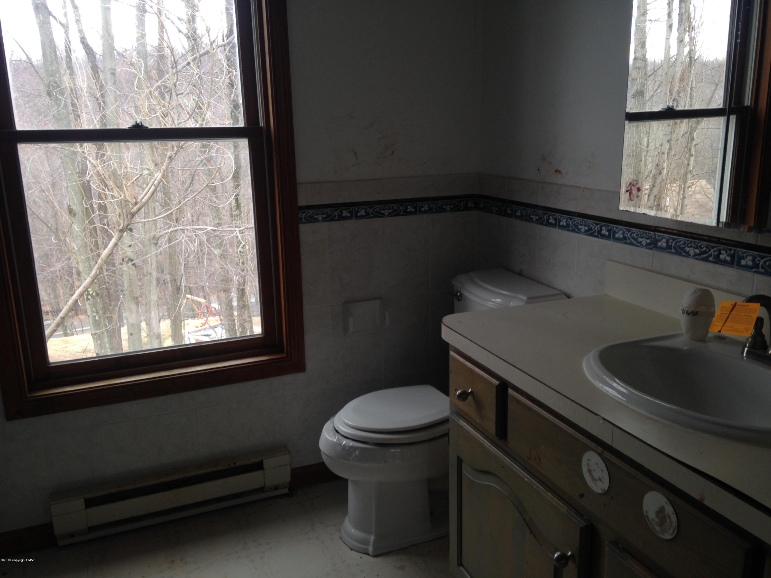 23 Holly Forest Road Mount Pocono, PA 18344 - Photo 7 of 11 Bath