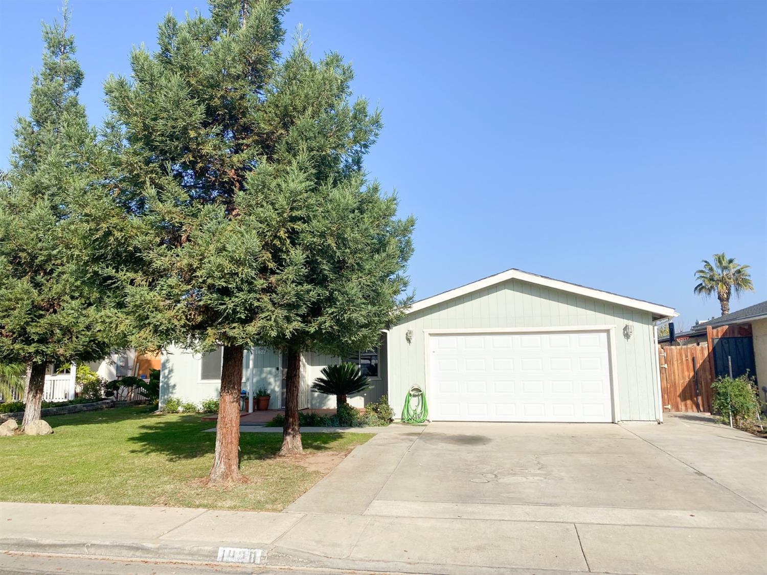 1428 East Springfield Avenue Reedley, CA 93654 - Photo 1 of 25 Gallery Image 1
