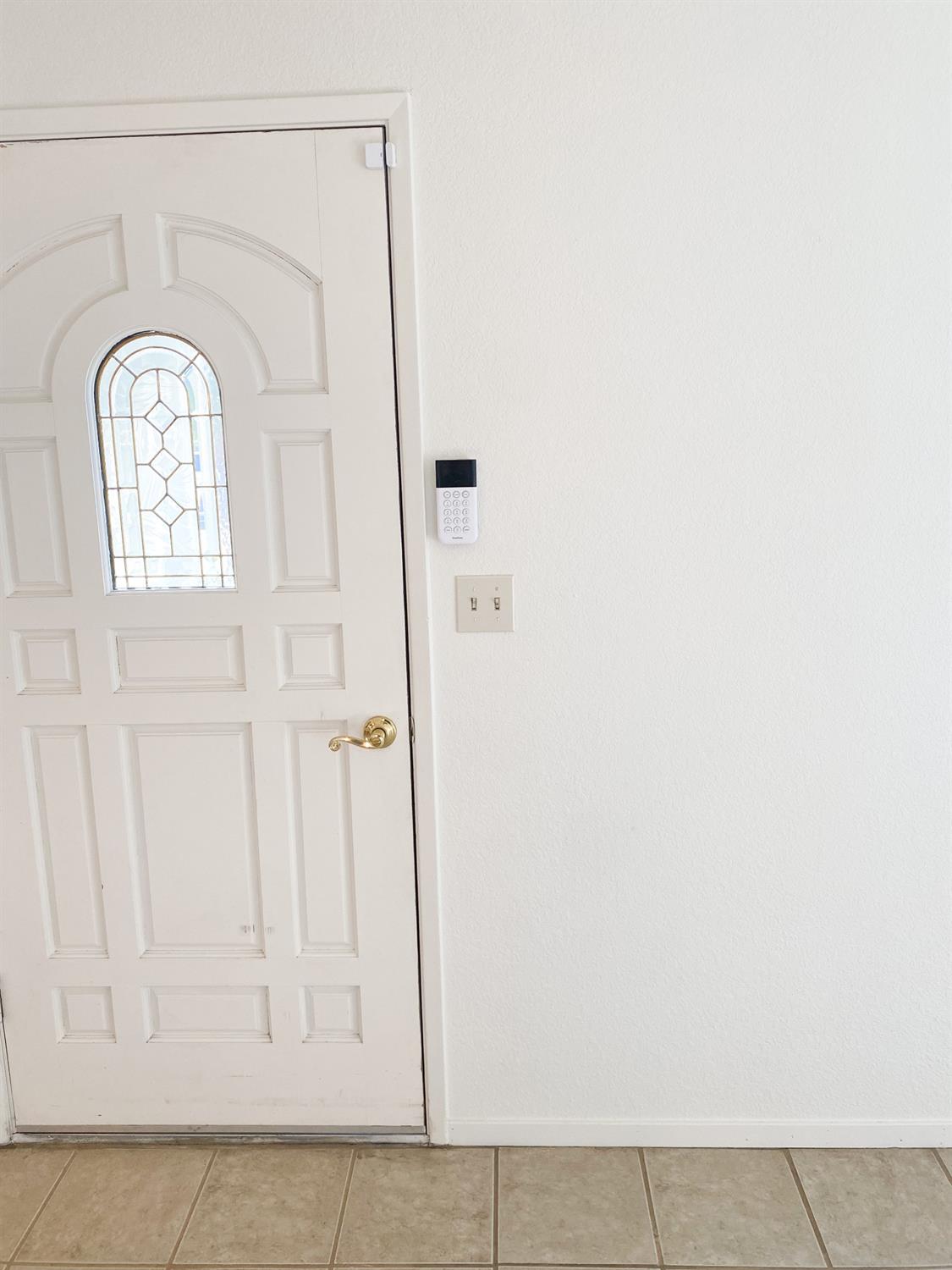 1428 East Springfield Avenue Reedley, CA 93654 - Photo 5 of 25 Simplisafe Alarm System included