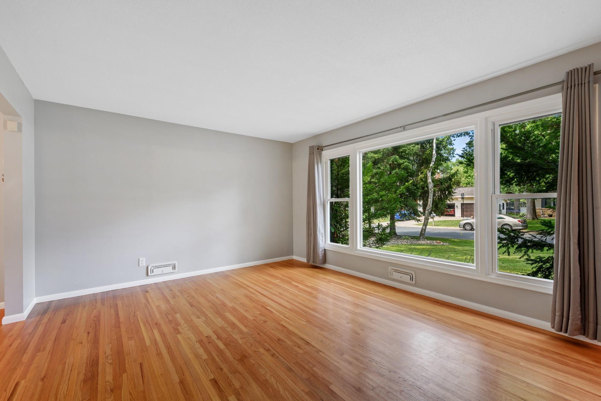 7049 Victoria Road Woodbury, MN 55125 - Photo 2 of 21 Gallery Image 2