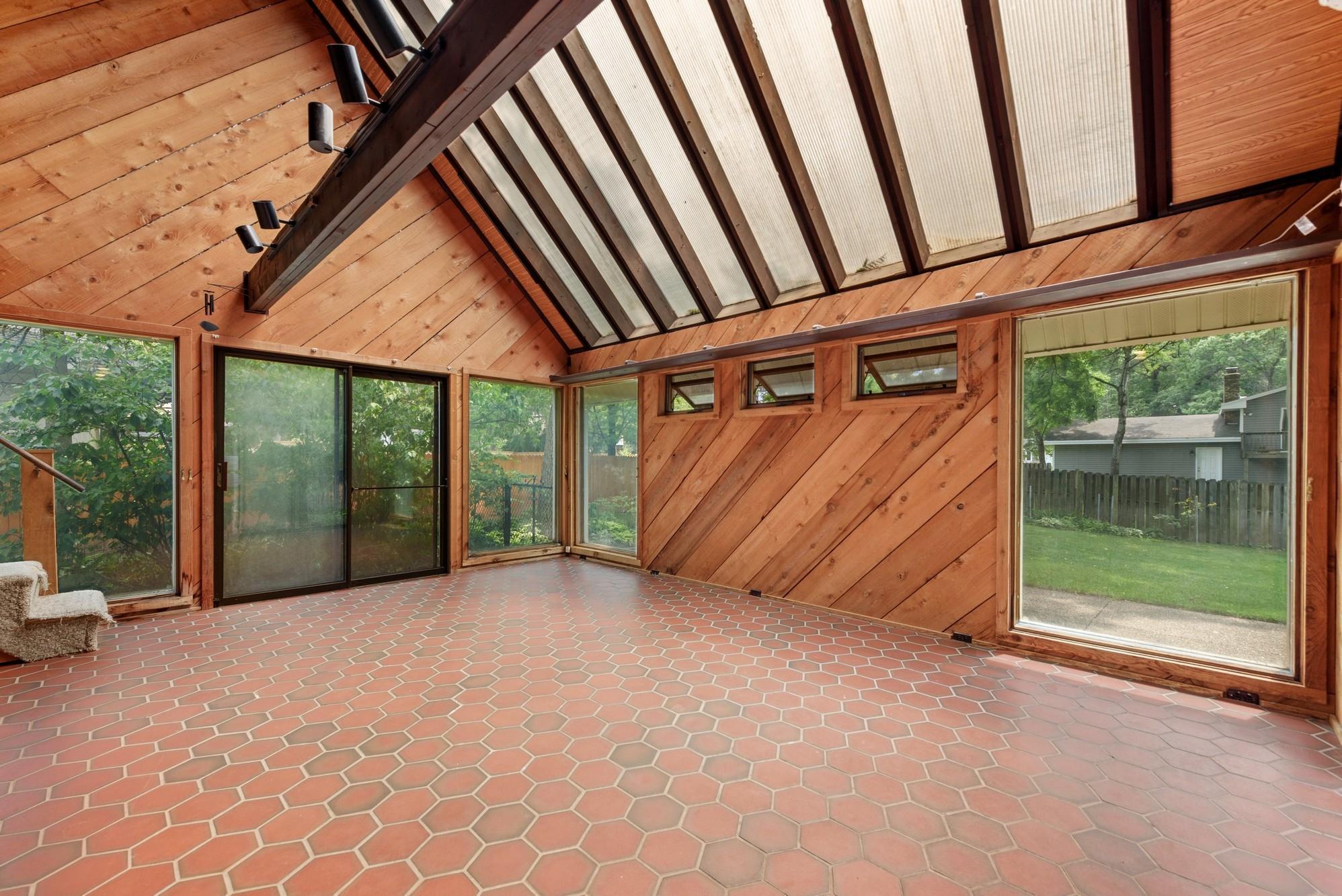 7049 Victoria Road Woodbury, MN 55125 - Photo 14 of 21 Gallery Image 14