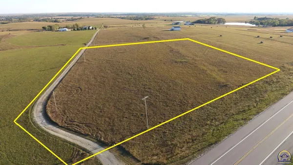 $47,400 | 1961 Highway 50, Strong City, KS 66869