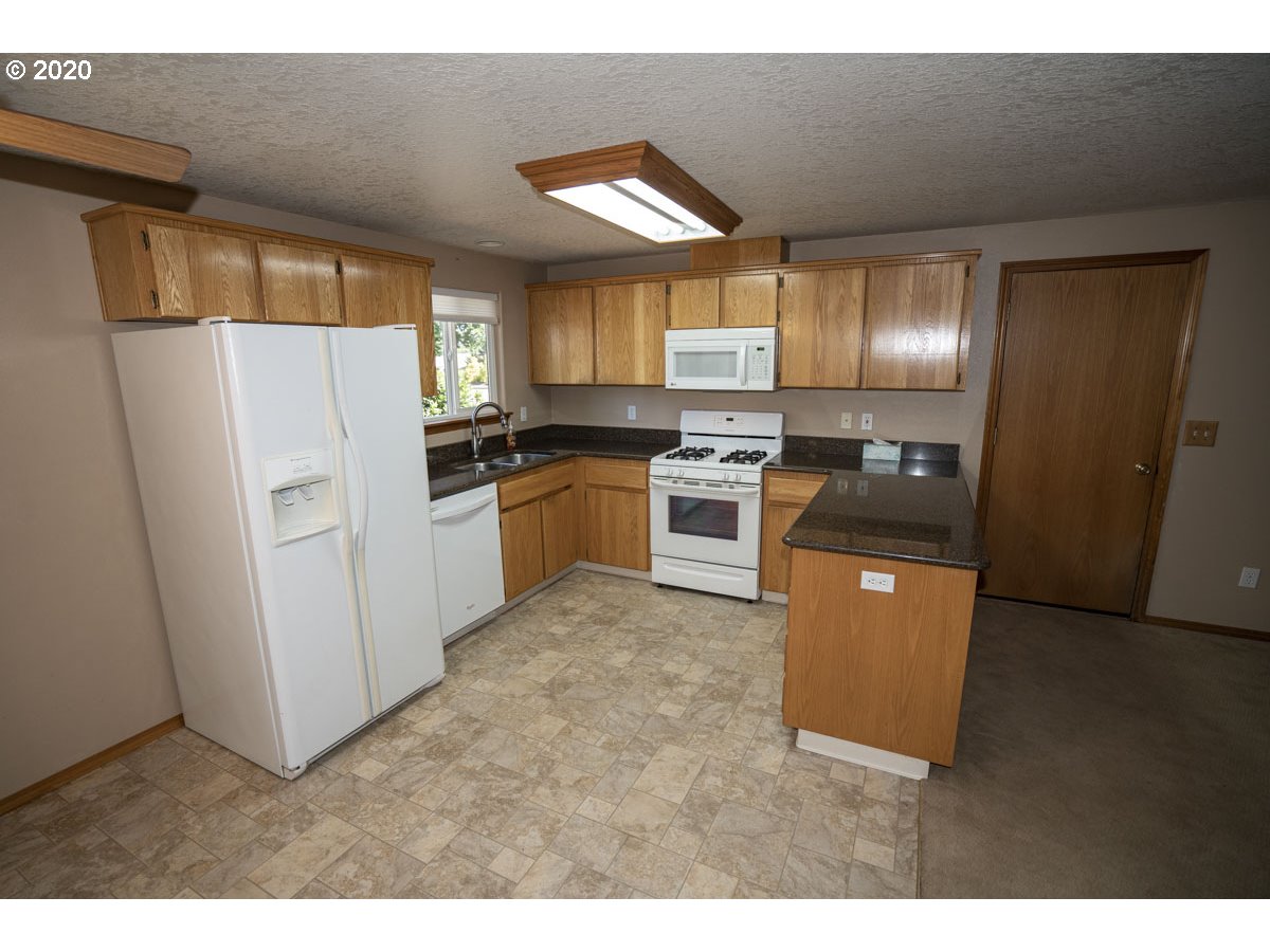 1027 Southeast Barnes Road Gresham, OR 97080 - Photo 11 of 25
