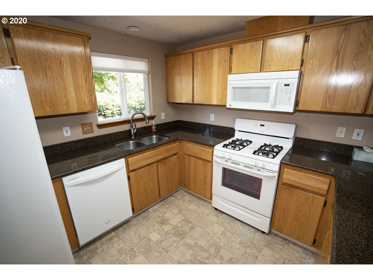 1027 Southeast Barnes Road Gresham, OR 97080 - Photo 12 of 25
