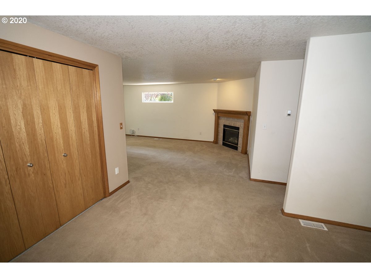 1027 Southeast Barnes Road Gresham, OR 97080 - Photo 14 of 25