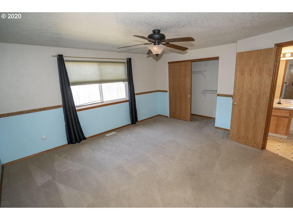 1027 Southeast Barnes Road Gresham, OR 97080 - Photo 15 of 25