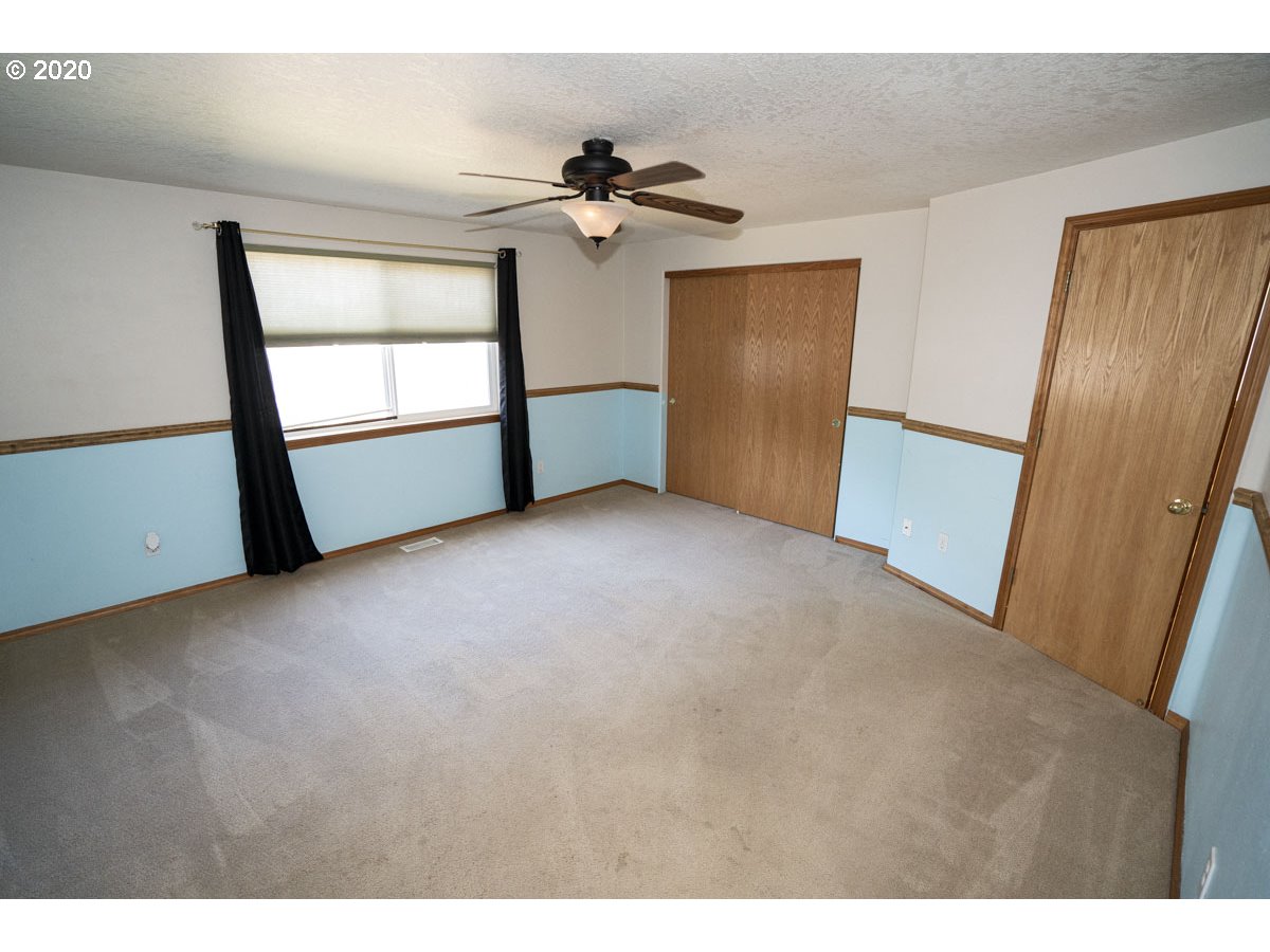 1027 Southeast Barnes Road Gresham, OR 97080 - Photo 16 of 25