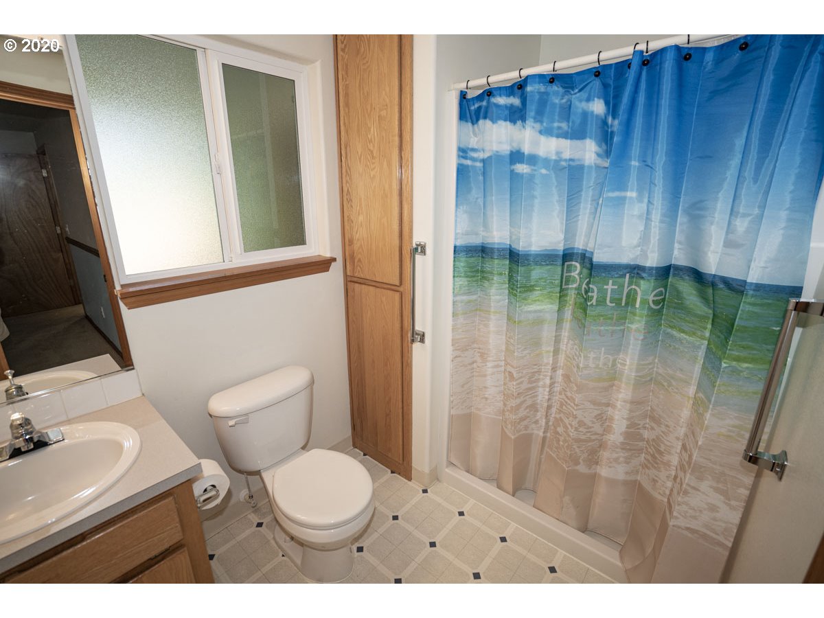 1027 Southeast Barnes Road Gresham, OR 97080 - Photo 17 of 25