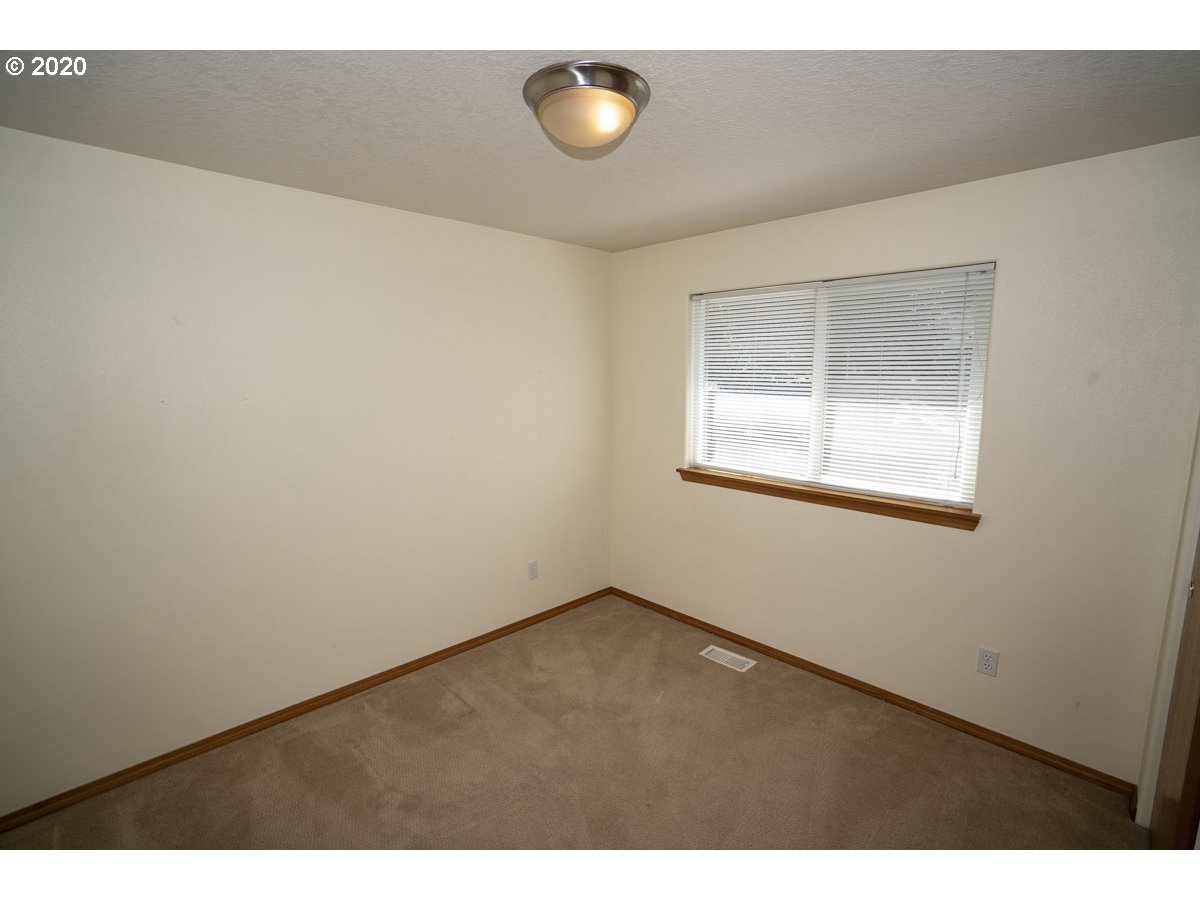 1027 Southeast Barnes Road Gresham, OR 97080 - Photo 20 of 25