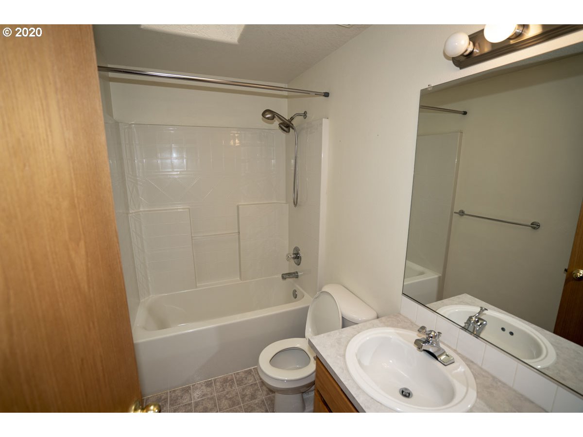 1027 Southeast Barnes Road Gresham, OR 97080 - Photo 22 of 25