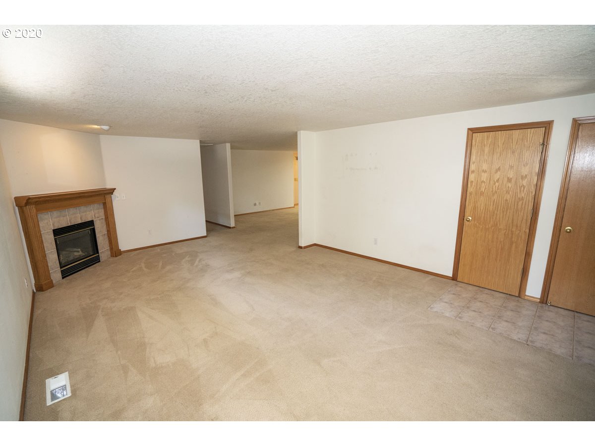1027 Southeast Barnes Road Gresham, OR 97080 - Photo 7 of 25