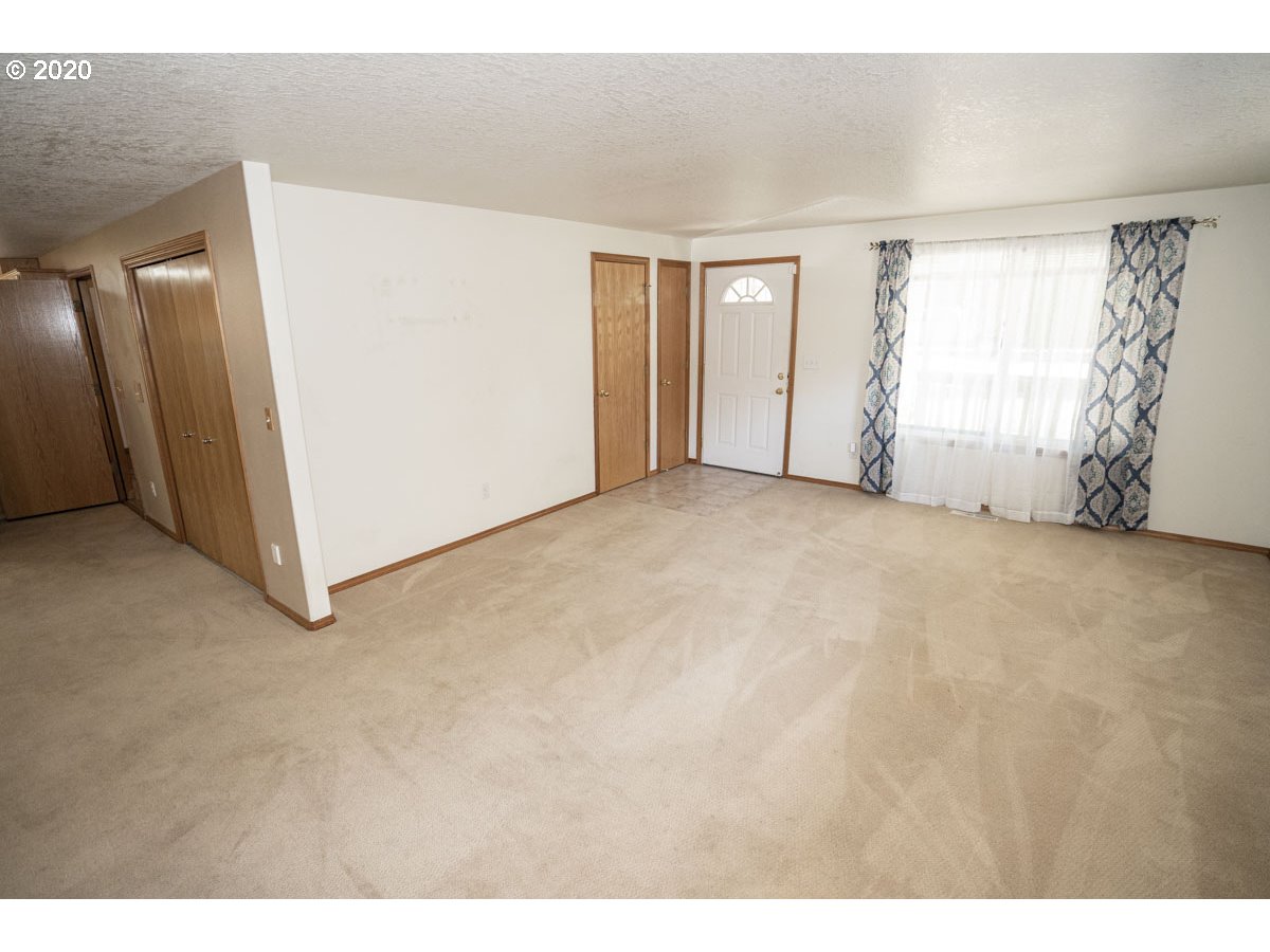 1027 Southeast Barnes Road Gresham, OR 97080 - Photo 8 of 25
