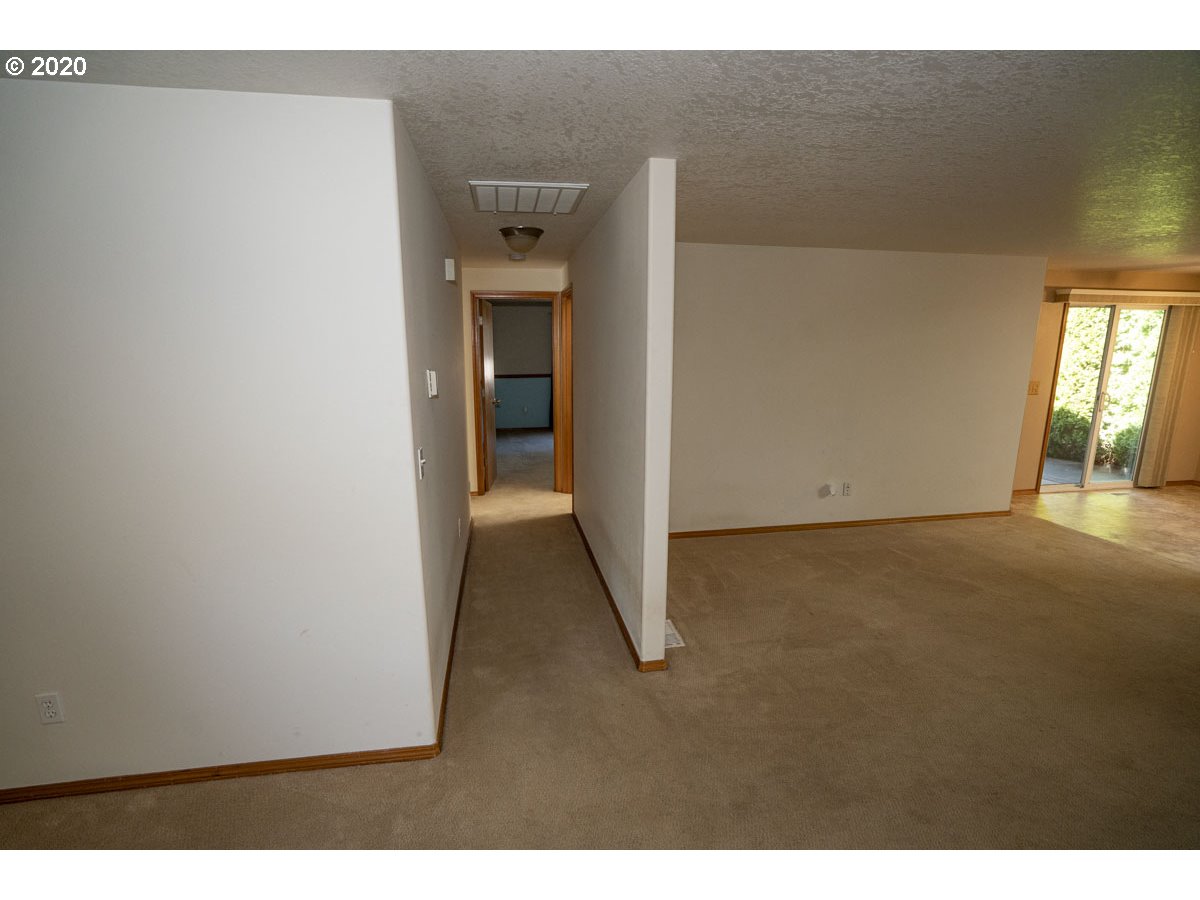 1027 Southeast Barnes Road Gresham, OR 97080 - Photo 9 of 25