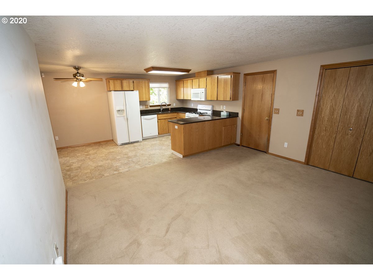 1027 Southeast Barnes Road Gresham, OR 97080 - Photo 10 of 25