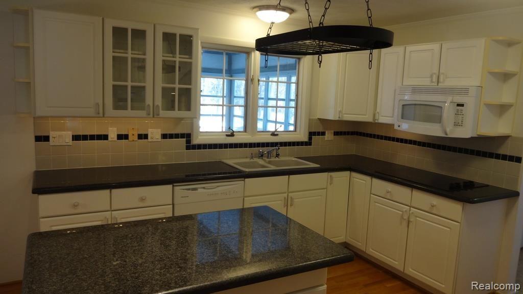2872 Rowe Road Milford, MI 48380 - Photo 3 of 36 122.jpg