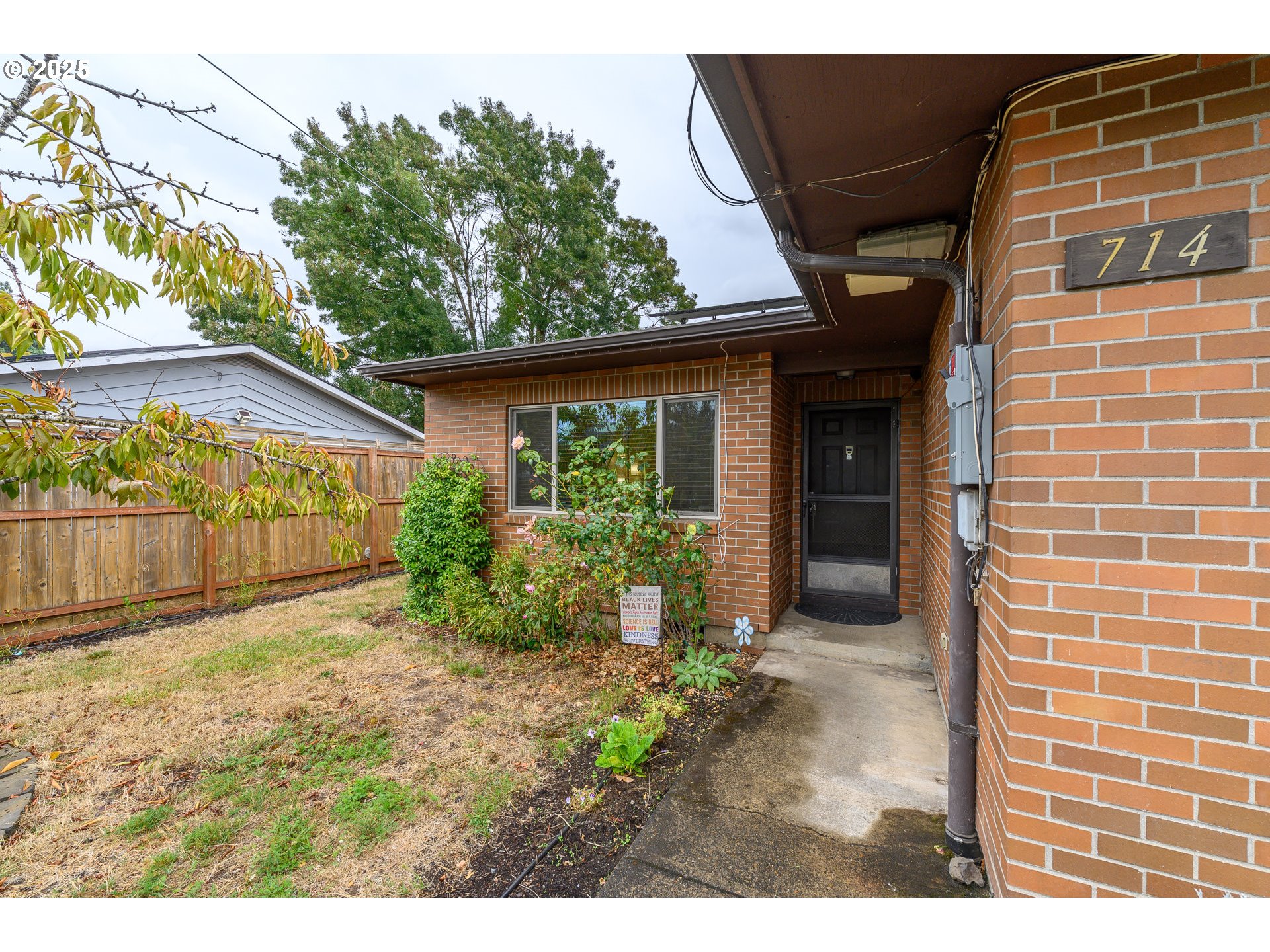 714 South Meridian Street Newberg, OR 97132 - Photo 2 of 35 a view of a backyard with plants