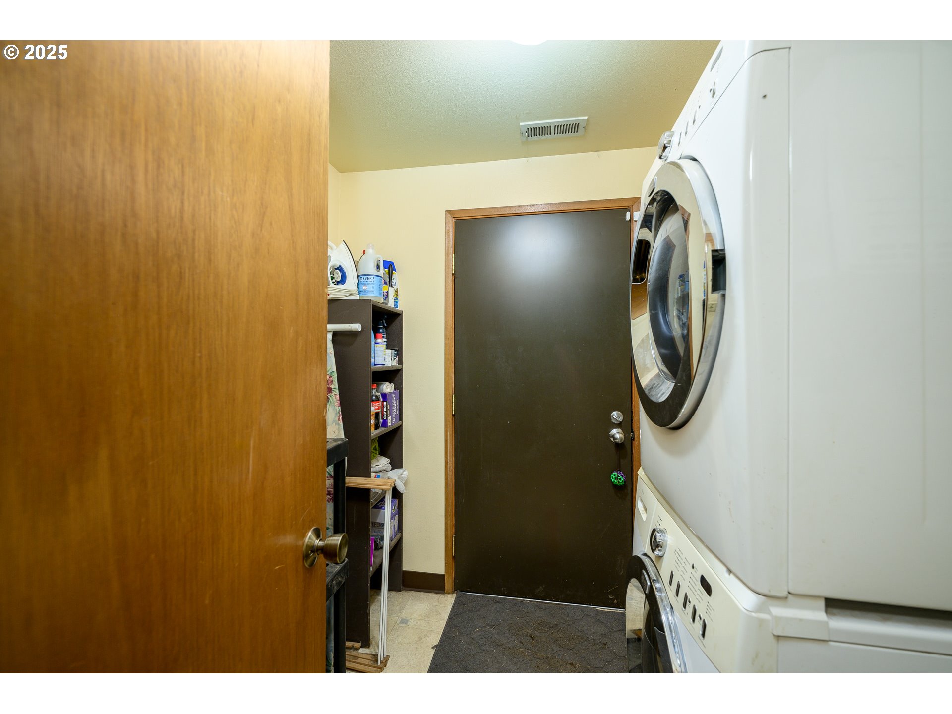714 South Meridian Street Newberg, OR 97132 - Photo 22 of 35 a bathroom with a sink and a mirror