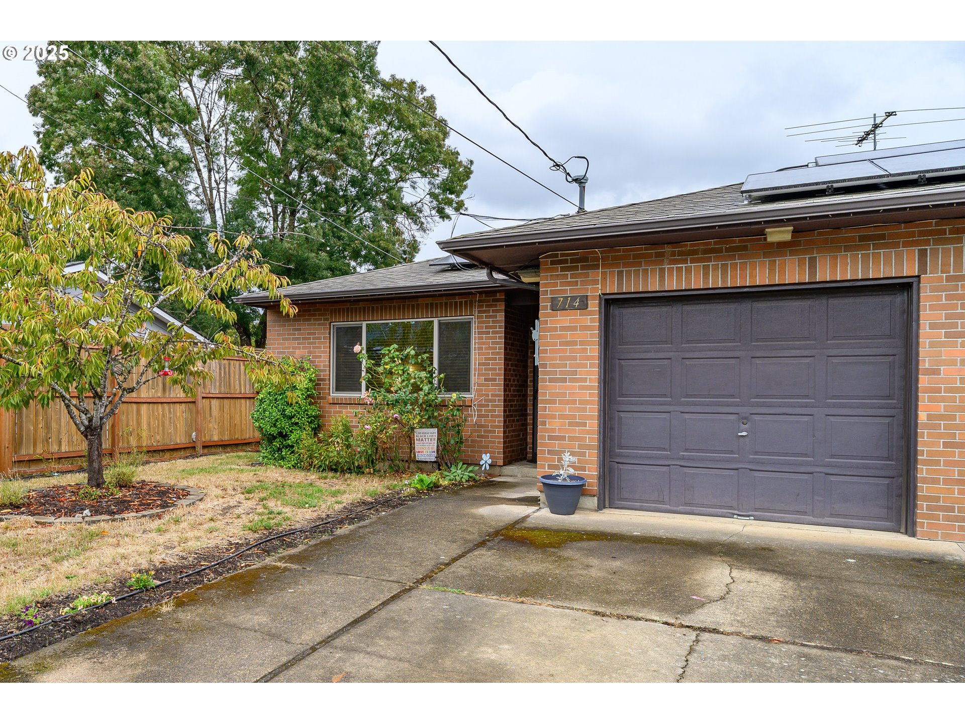 714 South Meridian Street Newberg, OR 97132 - Photo 23 of 35 a front view of a house with a yard
