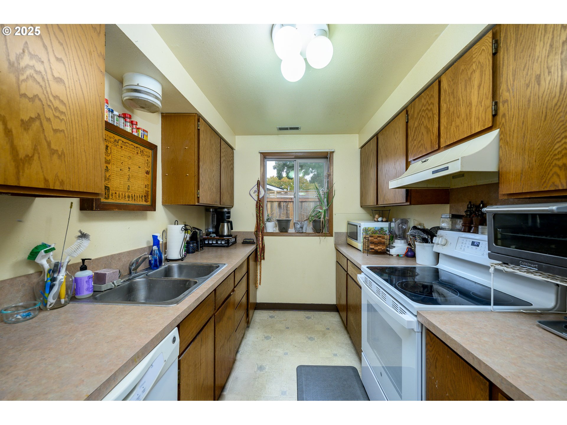 714 South Meridian Street Newberg, OR 97132 - Photo 24 of 35 a kitchen with stainless steel appliances granite countertop a sink stove and cabinets