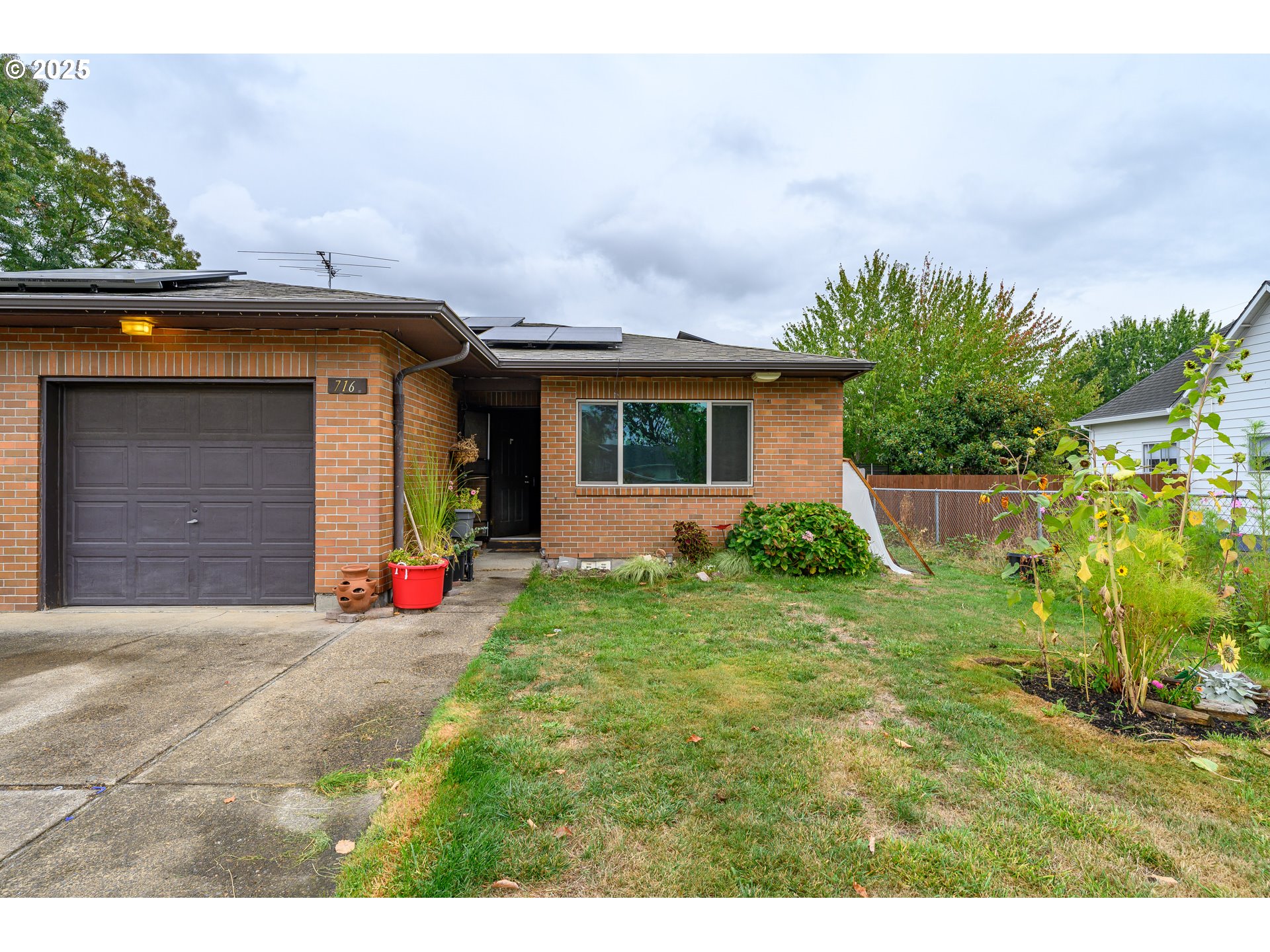 714 South Meridian Street Newberg, OR 97132 - Photo 32 of 35 a front view of a house with porch