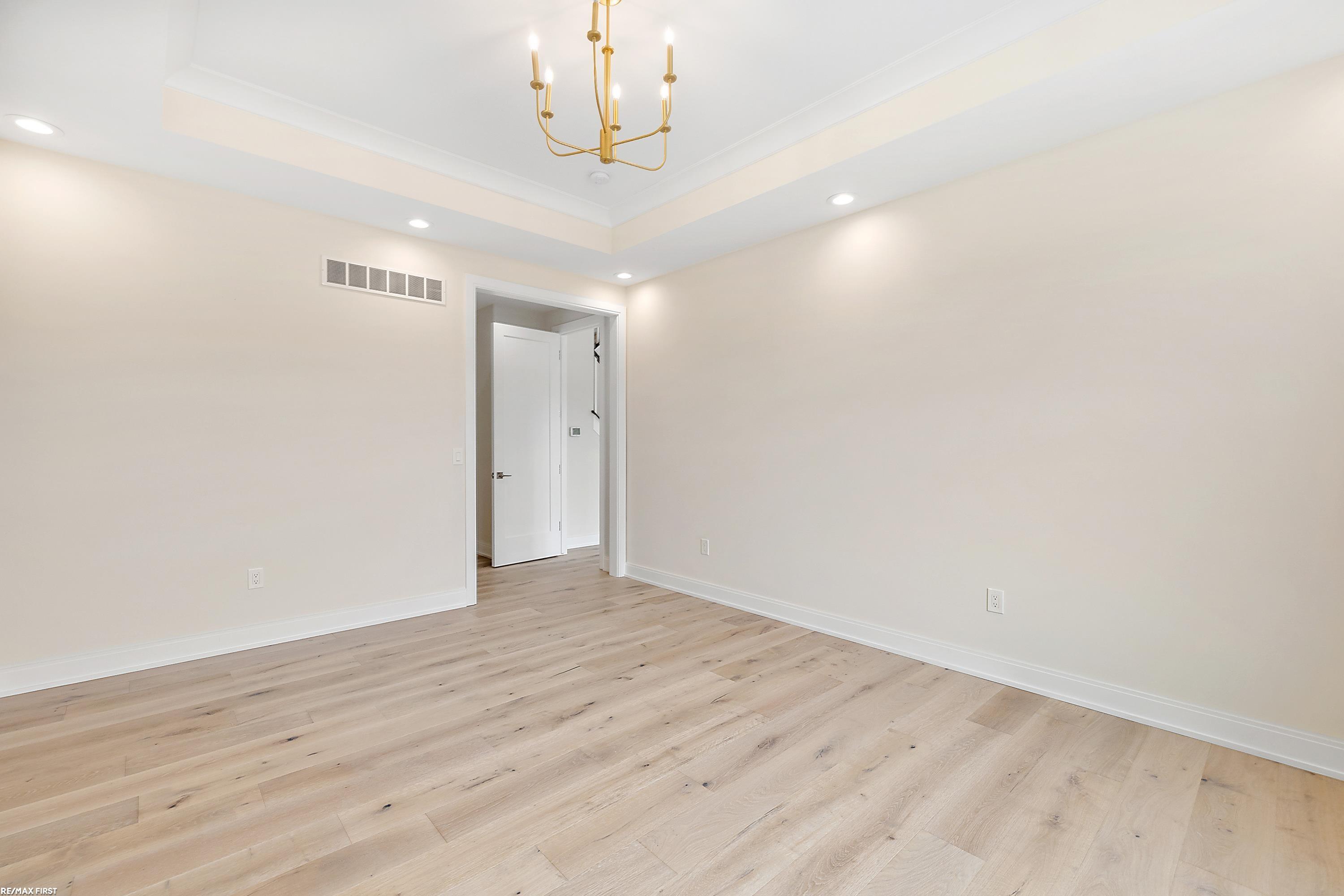 3886 Albatross Court Rochester, MI 48309 - Photo 19 of 35 50131878-9F7A6337-596D-454F-9544-6A4237282DFF.JPG