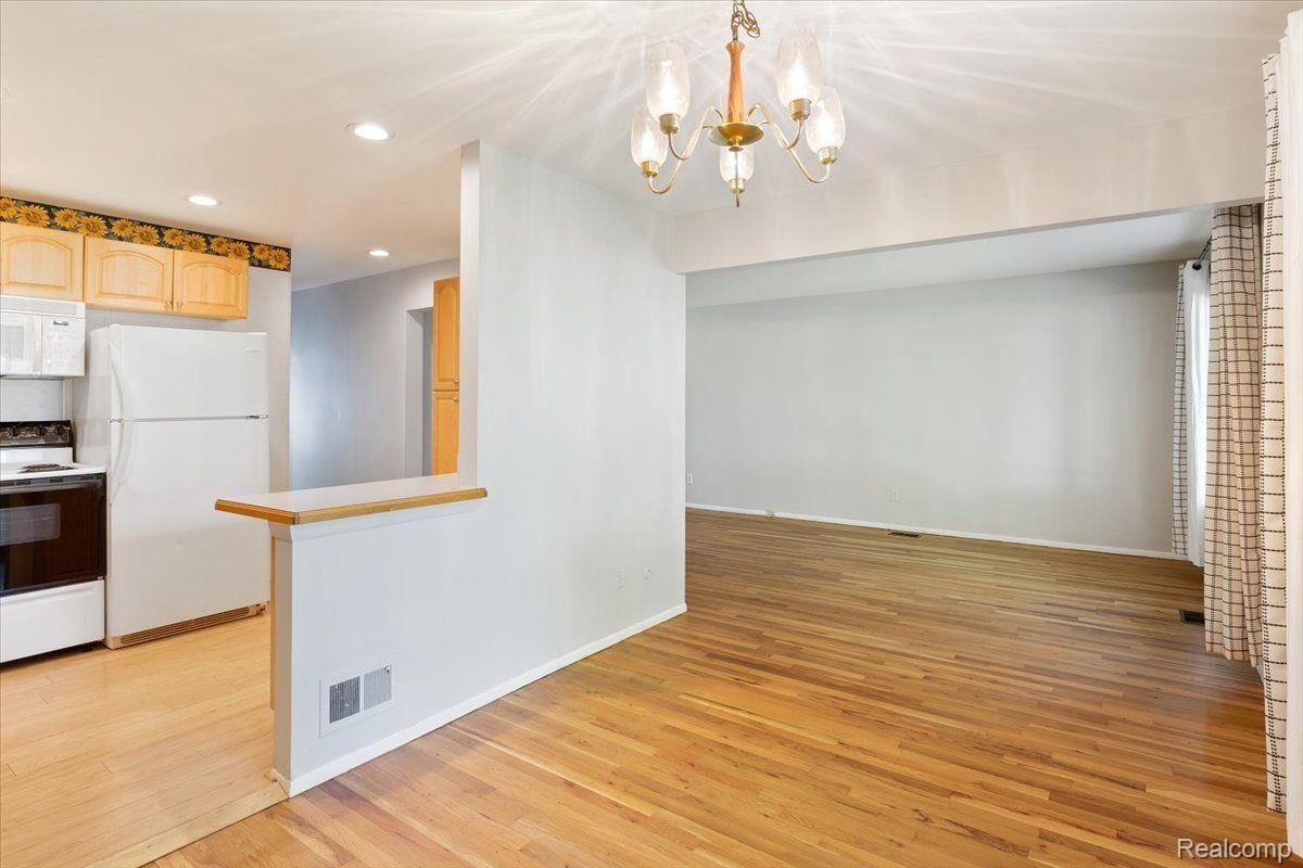29550 Hoover Road Warren, MI 48093 - Photo 8 of 23 Dining room/kitchen