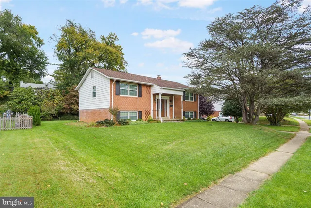 a view of a house with backyard and garden
