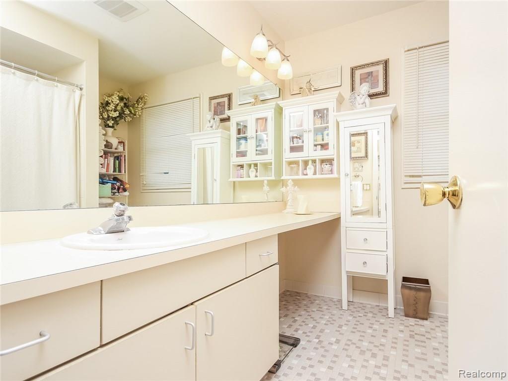 36837 Chesapeake Road Farmington Hills, MI 48335 - Photo 16 of 35