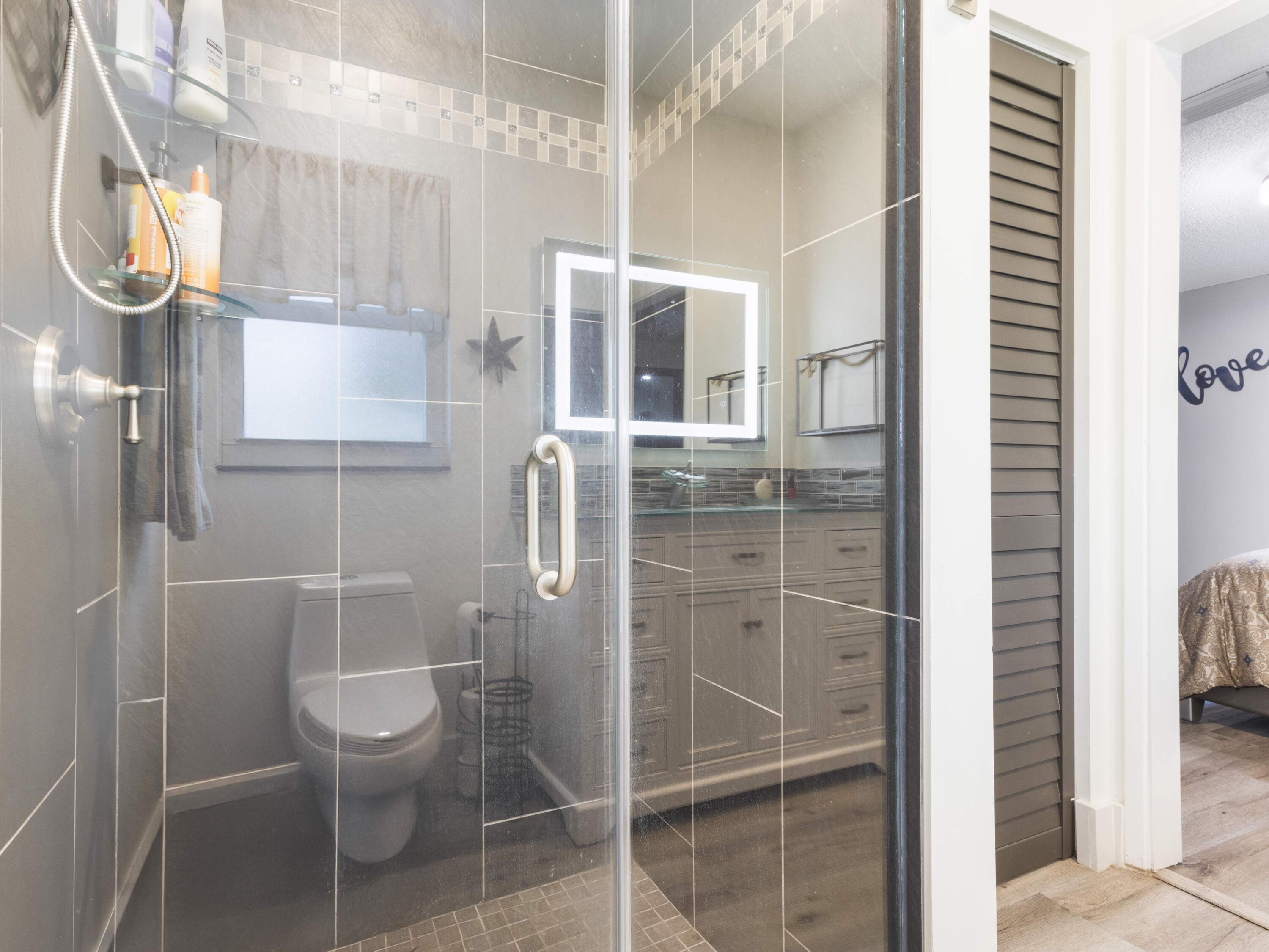8652 Overset Lane Boca Raton, FL 33496 - Photo 25 of 42 Primary Bathroom