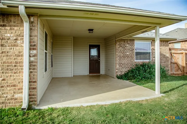 a view of a house with backyard and porch