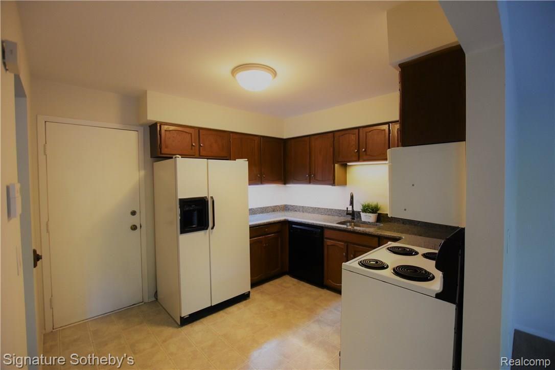 1907 Allenway Court, Unit 99 Rochester, MI 48309 - Photo 9 of 20 DSC_0006 (2).JPG
