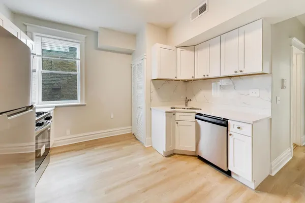 $3,300 | 1646 West Byron Street, Unit 2F, Chicago, IL 60613