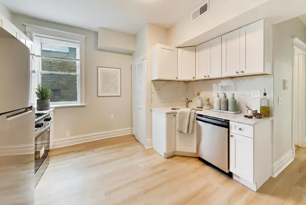 $3,300 | 1646 West Byron Street, Unit 2F, Chicago, IL 60613