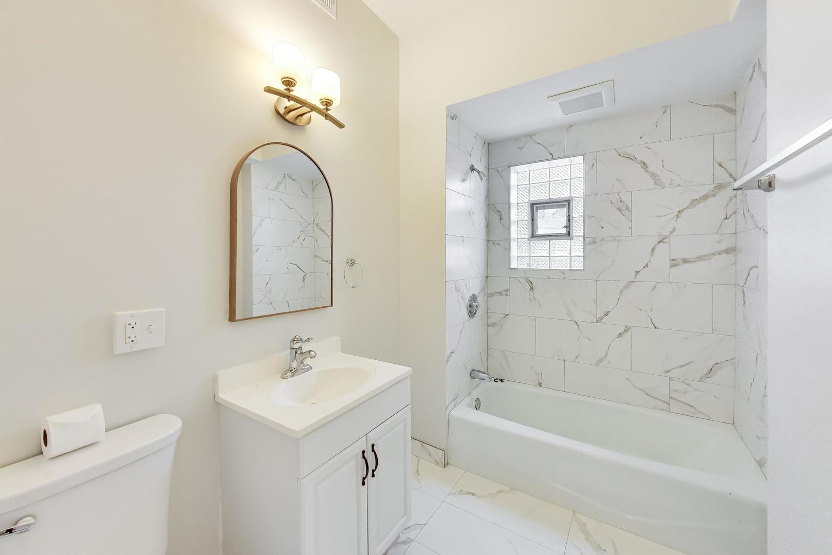 1646 West Byron Street, Unit 2F Chicago, IL 60613 - Photo 25 of 27 a bathroom with a sink a toilet and a bathtub