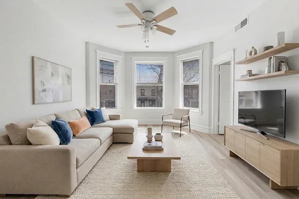 $3,300 | 1646 West Byron Street, Unit 2F, Chicago, IL 60613