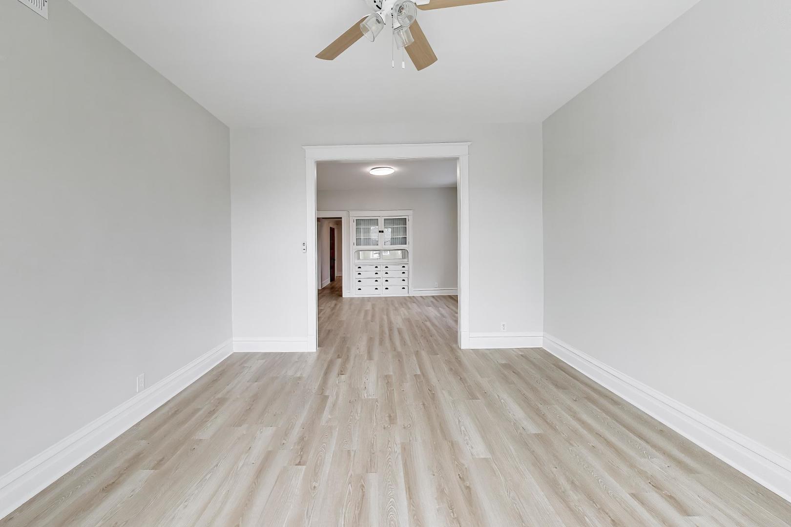 1646 West Byron Street, Unit 2F Chicago, IL 60613 - Photo 8 of 27 a view of an empty room with a window