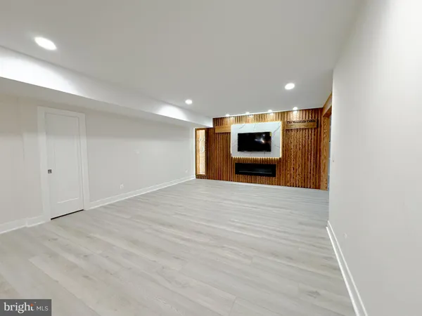 a view of empty room with a kitchen
