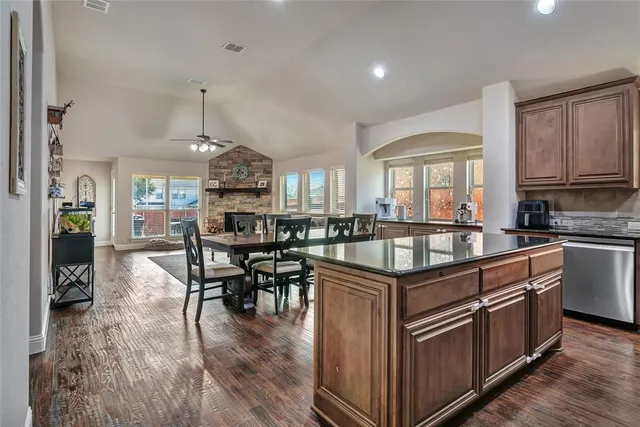 $399,900 | 629 Fox View Drive, Fort Worth, TX 76131