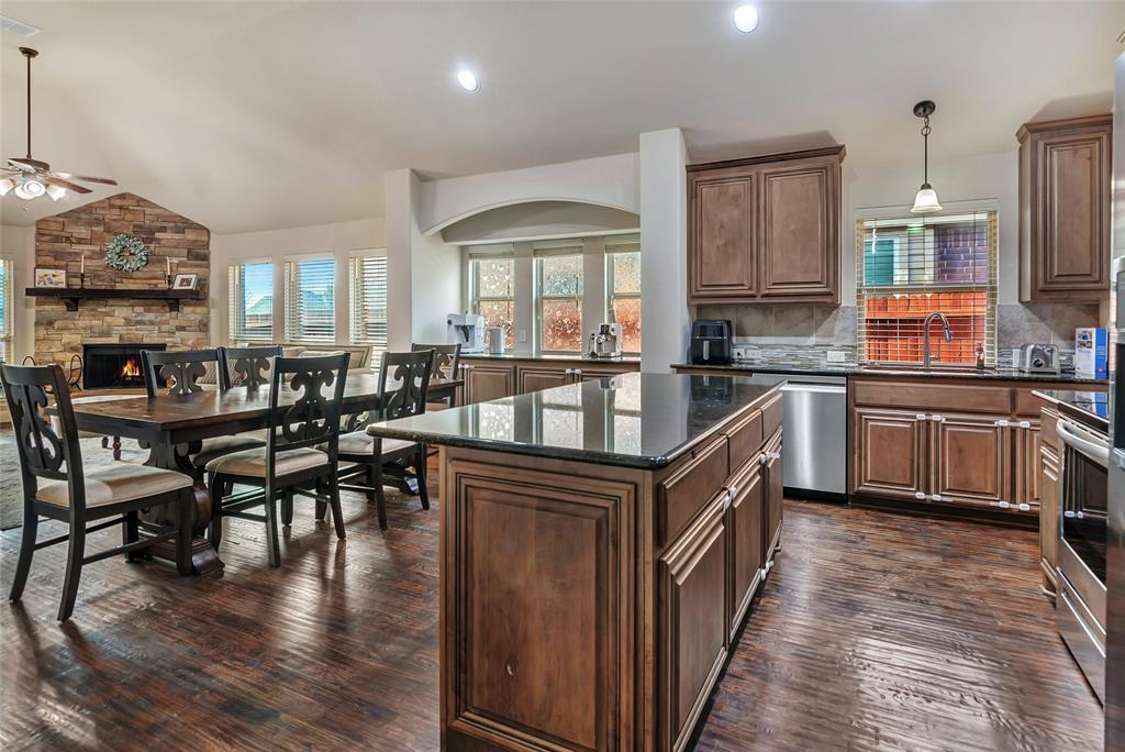 629 Fox View Drive Fort Worth, TX 76131 - Photo 8 of 38 a kitchen with lots of counter top space
