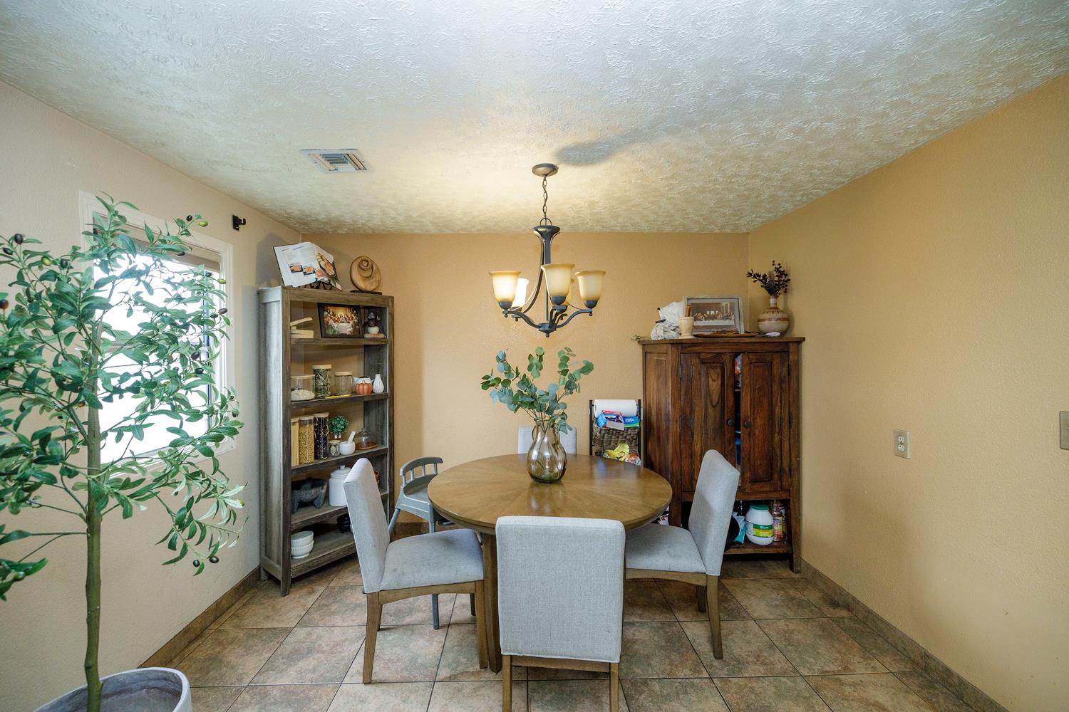 618 Wellsford Road Modesto, CA 95357 - Photo 17 of 26 a dining room with furniture and window