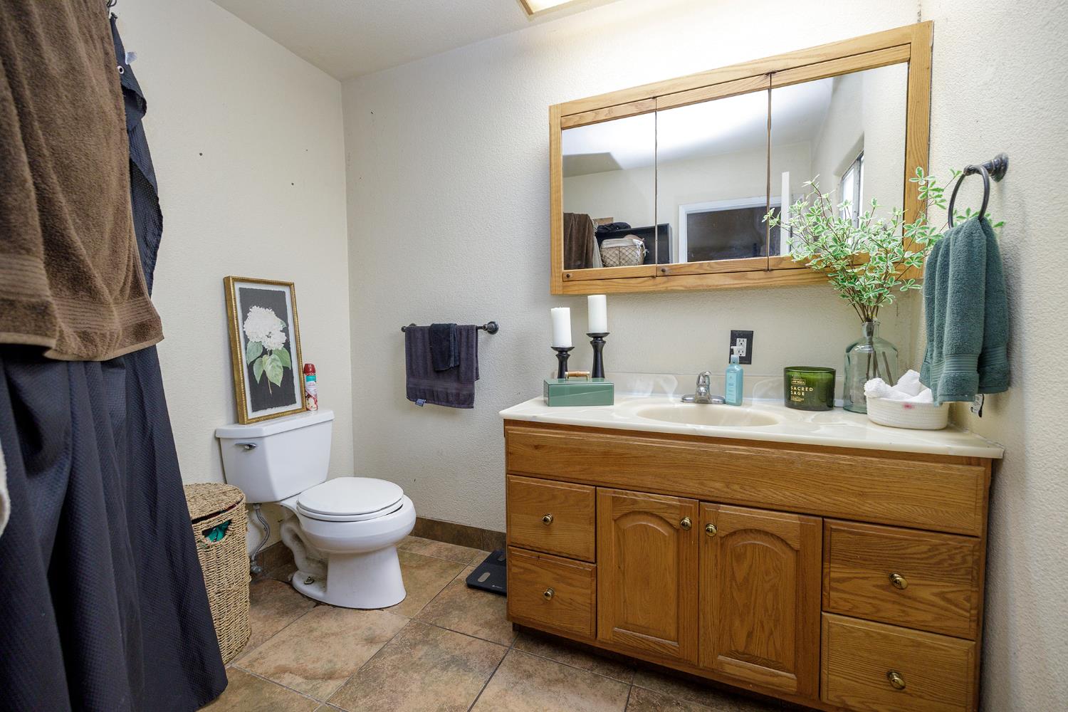 618 Wellsford Road Modesto, CA 95357 - Photo 19 of 26 a bathroom with a sink mirror vanity and toilet