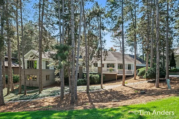 $899,900 | 3433 Meadowood Trail Drive Southeast, Grand Rapids, MI 49546