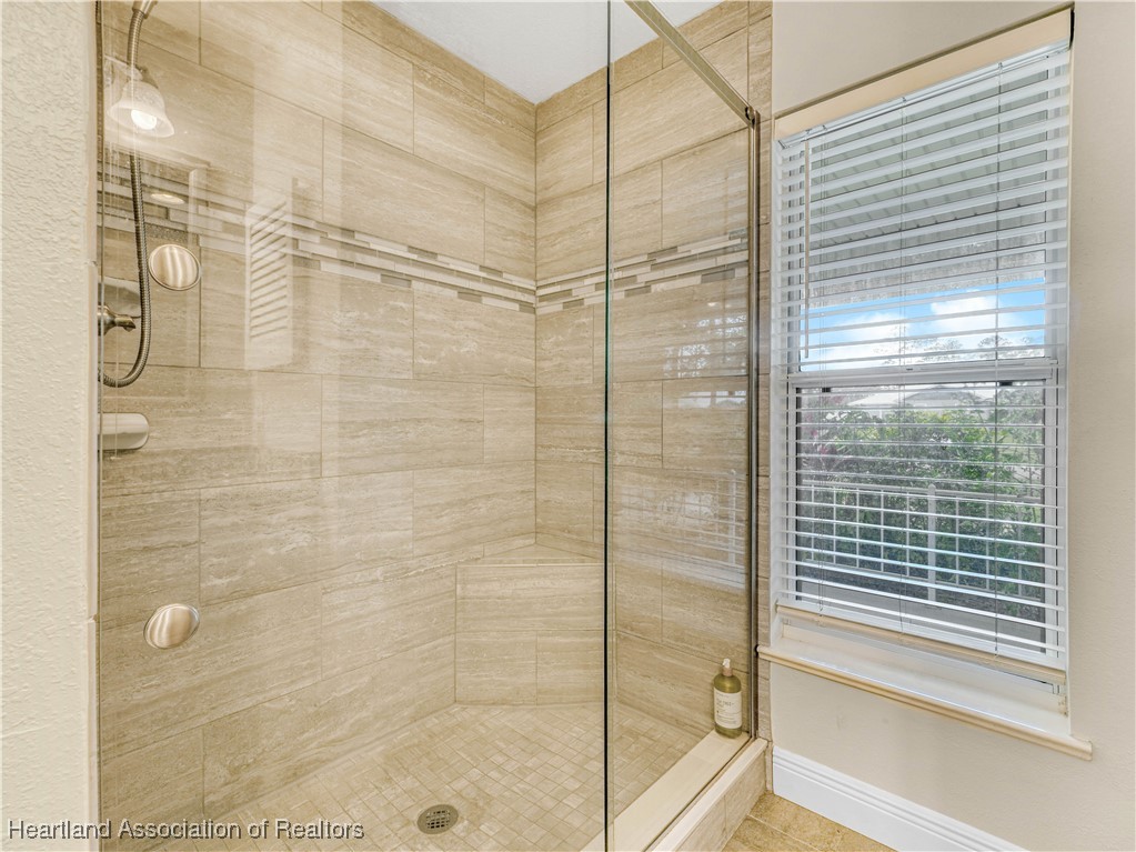 5342 Lime Road Sebring, FL 33875 - Photo 22 of 47 GLASS ENCASED WALK-IN SHOWER