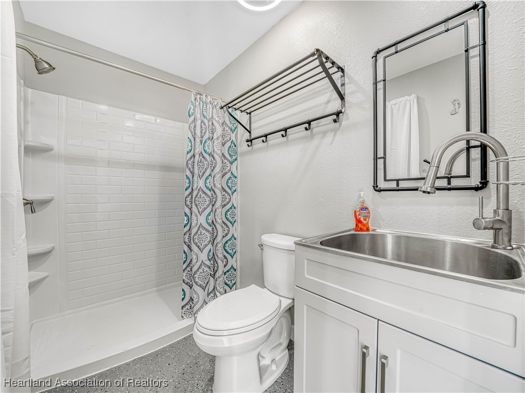 5342 Lime Road Sebring, FL 33875 - Photo 37 of 47 MOTHER-IN-LAW BATHROOM WITH WALK IN SHOWER