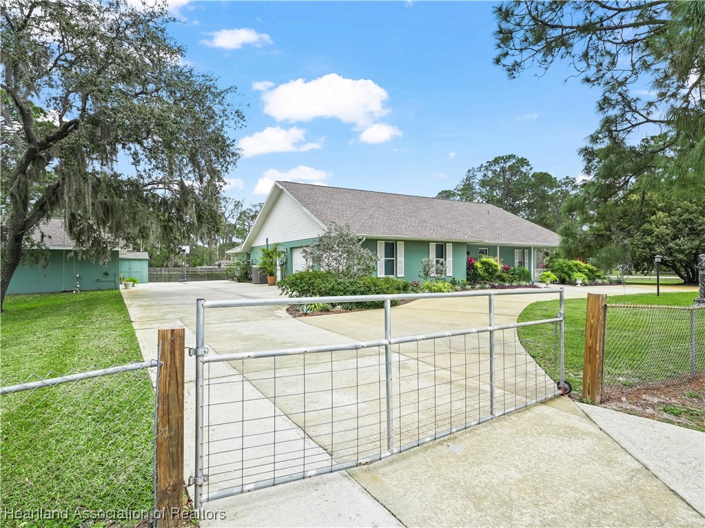5342 Lime Road Sebring, FL 33875 - Photo 8 of 47 GATED HORSESHOE DRIVEWAY
